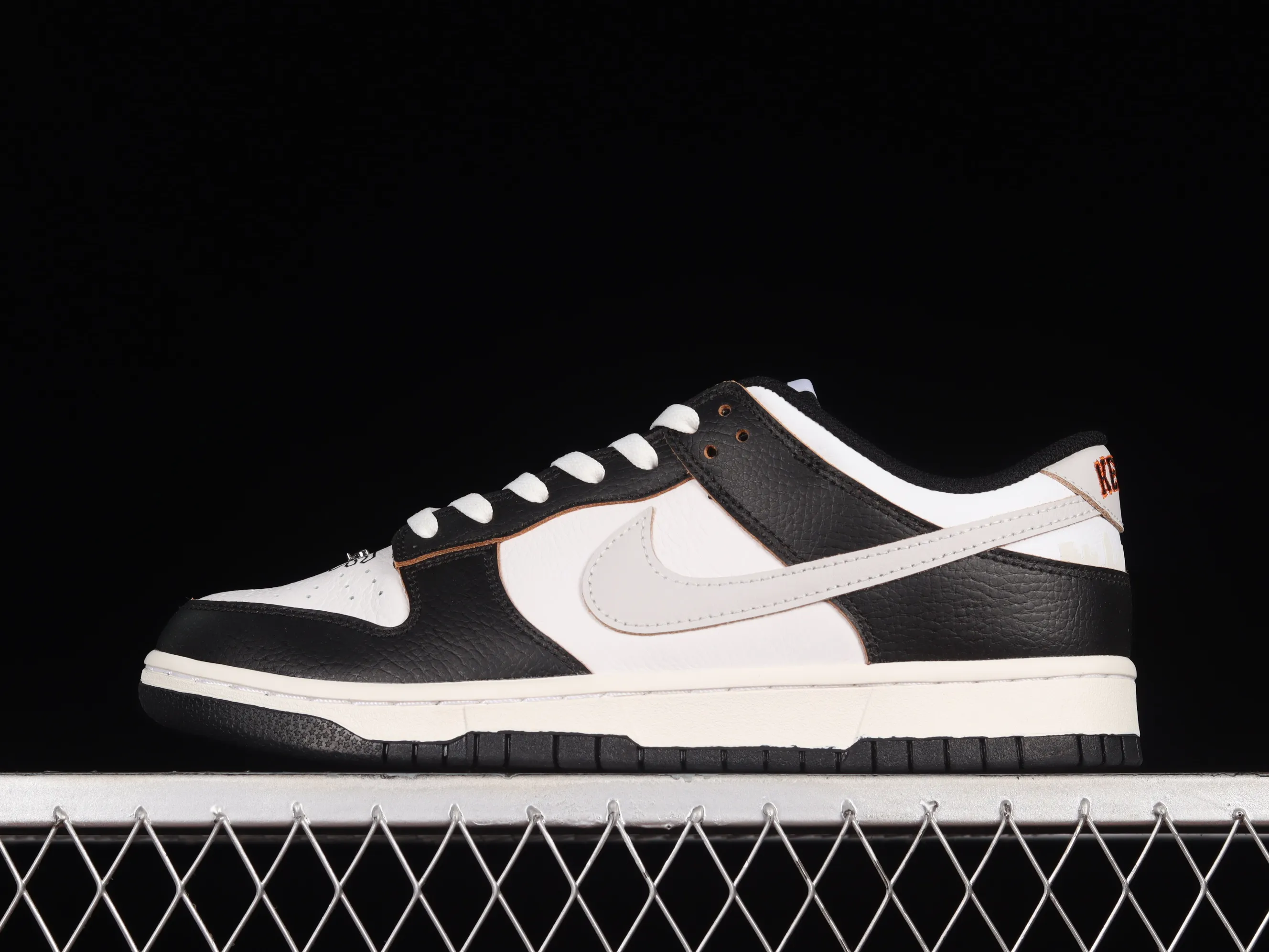 All Categories Nk SB Dunk Series Nk SB Dunk Low Low-top sneakers F version HUF x Nk SB Dunk Low "San Francisco" Black and white Panda joint model SB low-top sports and leisure sneakers FD8775-001